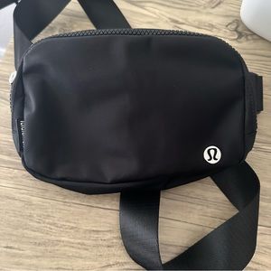 Lululemon Everywhere Belt Bag 1L in Black
